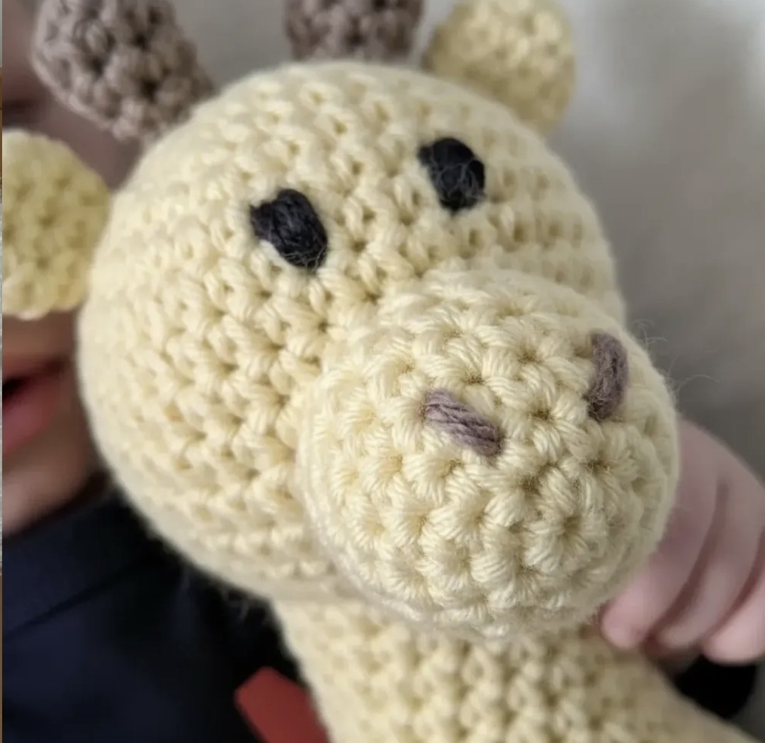 Jirafa Muñeco de Apego Tejido al Crochet Amigurumi - Imagen 3