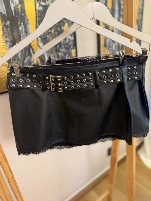 Pollera de Eco Cuero con Encaje y Tachas Fran