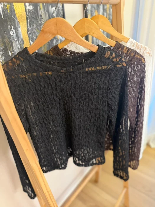 Remera de Encaje Fauda