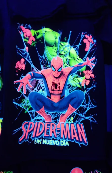 Spiderman y Hot Remeras de Niño Brillan