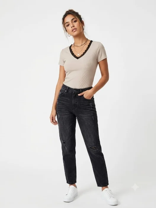 Remera Cuello V Encaje