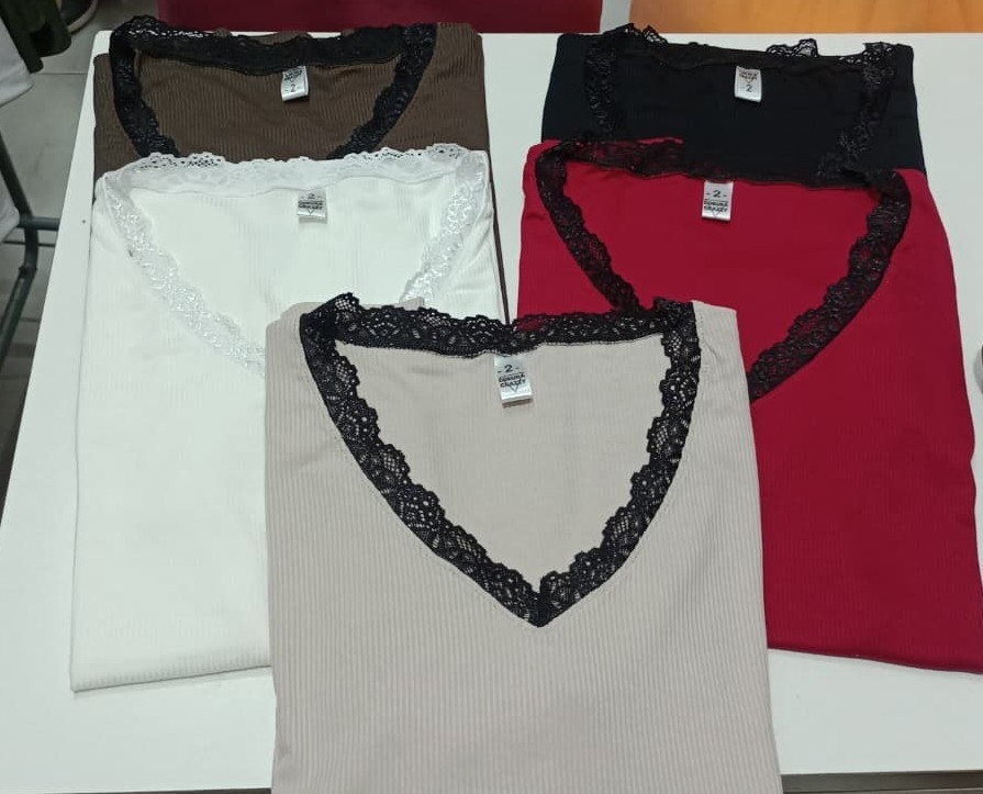 Remera Cuello V Encaje - Imagen 2