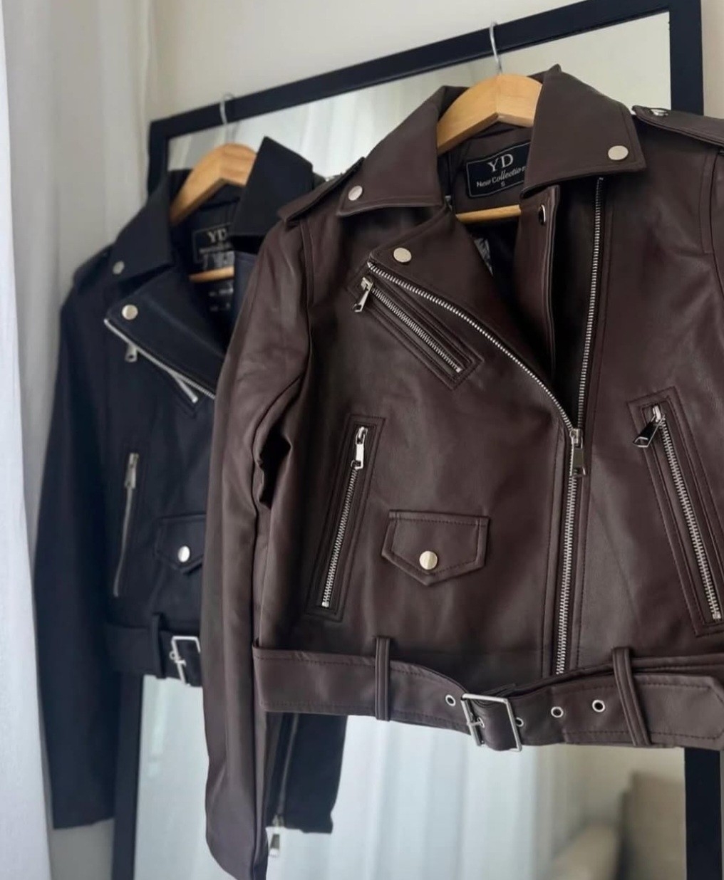 Campera Ecocuero Yd _ con Cinto y Hebillas en Puño - Imagen 2