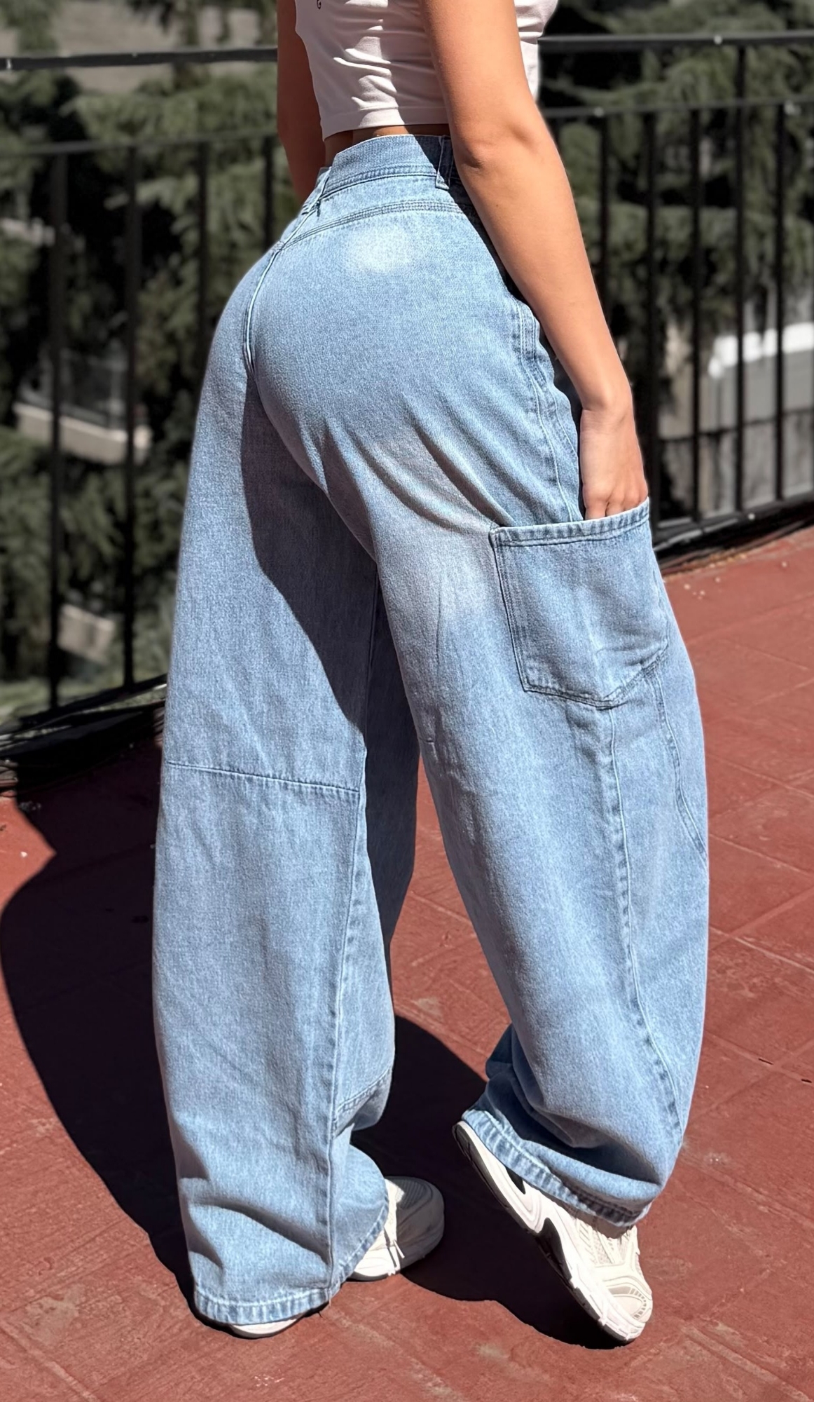 Baggy Celeste con Recortes - Imagen 3