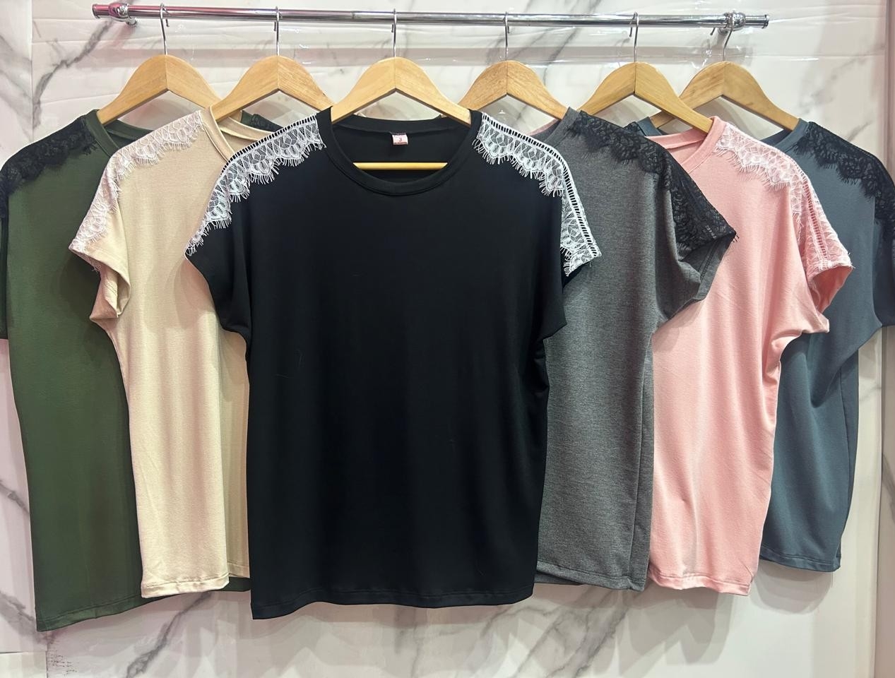 Remera con Encaje - Imagen 2