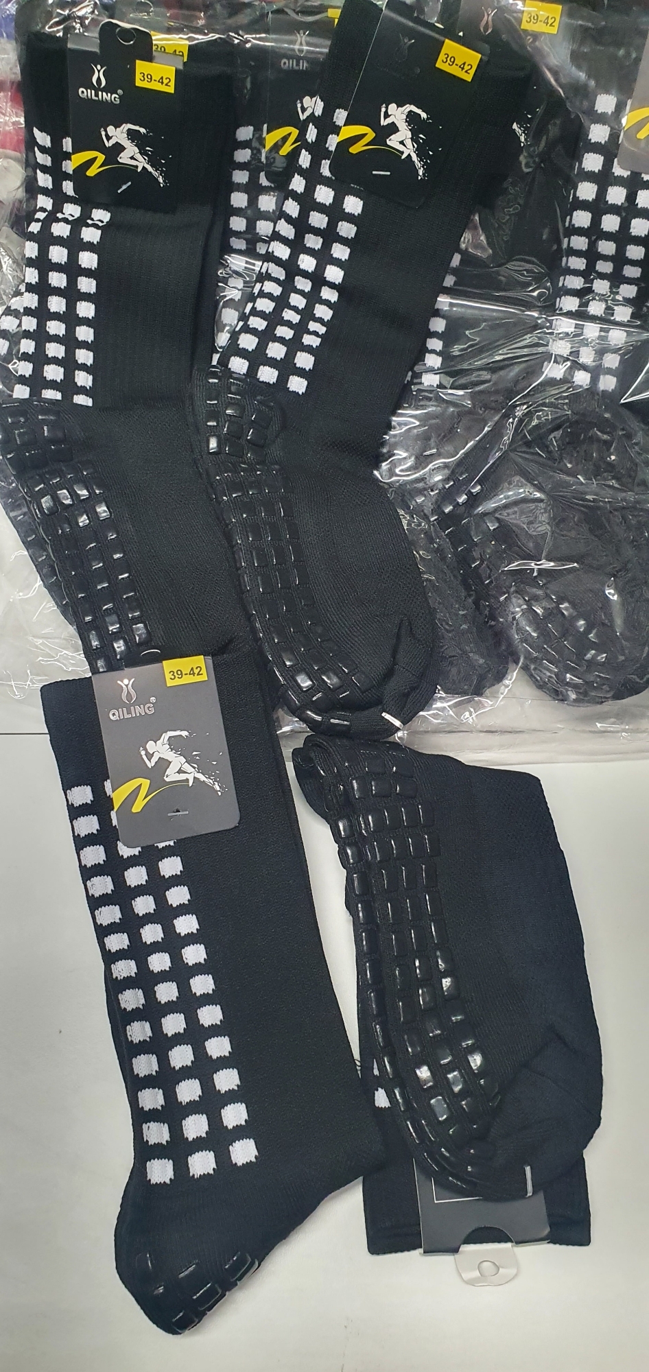 "quilin Medias de Fútbol Todo Negro Antideslizante - Imagen 2