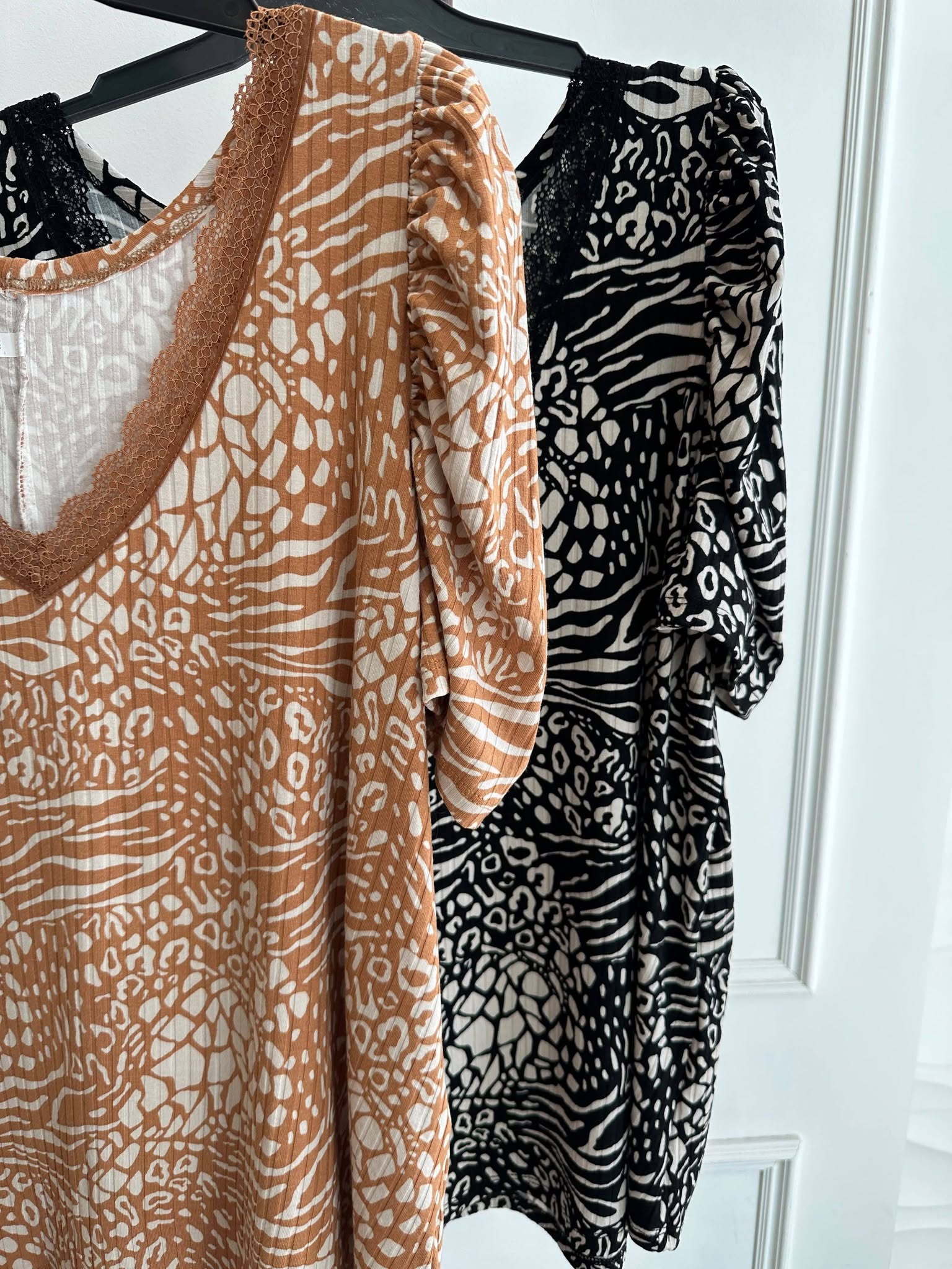 Remera Puntilla Escote V Mangas Princesas Animal Print - 779768798_2443542206136495_1893931760222715801_n.jpg