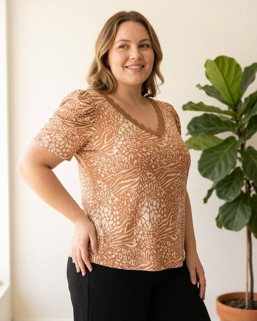 Remera Puntilla Escote V Mangas Princesas Animal Print - 780183698_2443542562803126_9164781427998510183_n.jpg