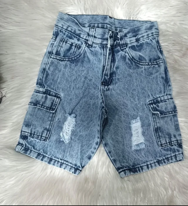 Jeans Bermuda Cargo con Rotura