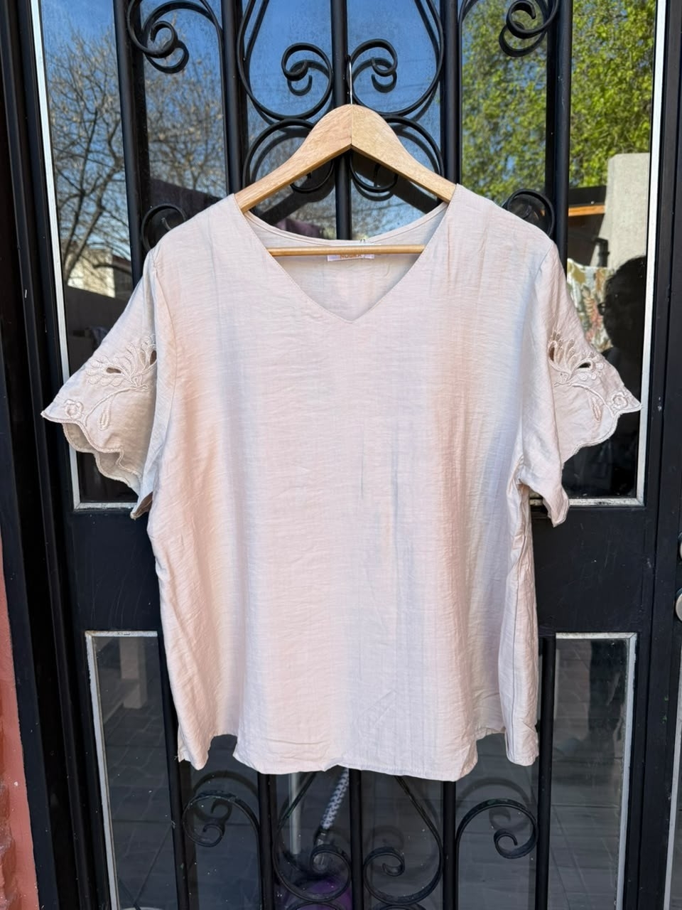 Blusa Cuello V con Mangas Bordadas - Imagen 4