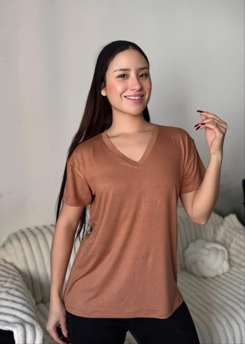 Remera Cuello V