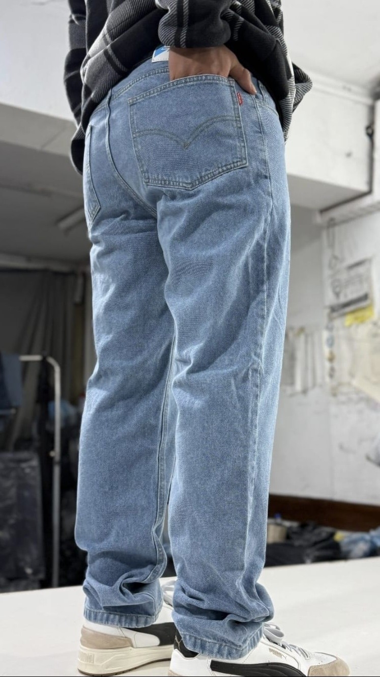 Jeans Clasico Recto Color Celeste Tela Rigida - Imagen 2
