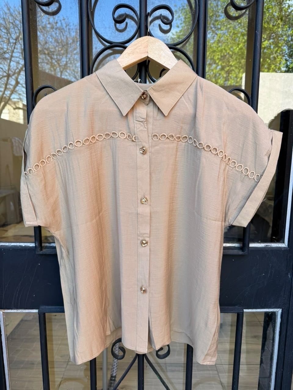 Blusa Hombro Caído con Botones Dorados - Imagen 6