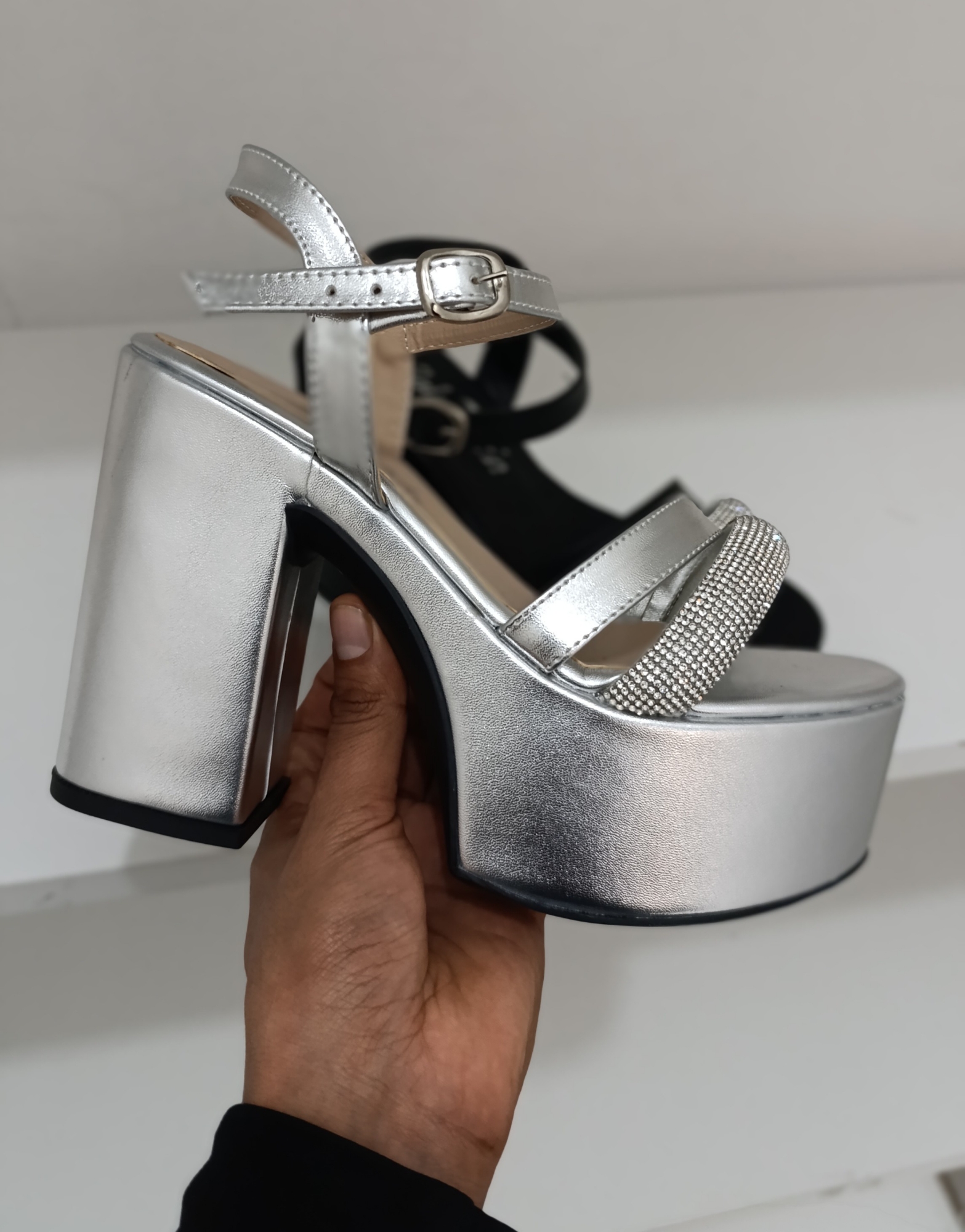 Sandalias de Fiesta Taco Alto Plata y Negro - Imagen 2