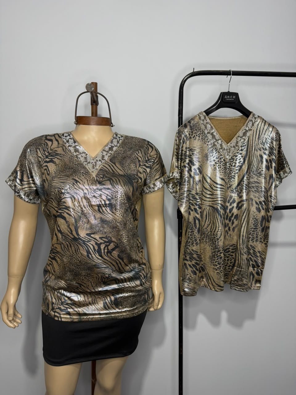 Importado Blusa Animal Cuello V Strass - WhatsApp%20Image%202026-09-20%20at%201.29.15%20PM%20(1).jpeg