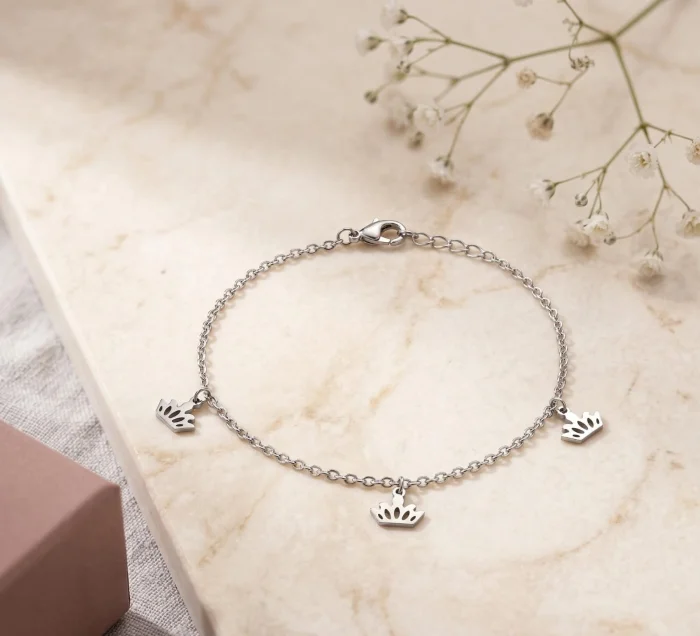 Pulsera con Dijes de Coronas Colgantes