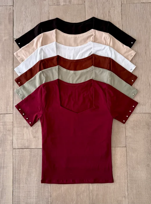 Remera Cuello Espejo con Tachas Algodon Lycra