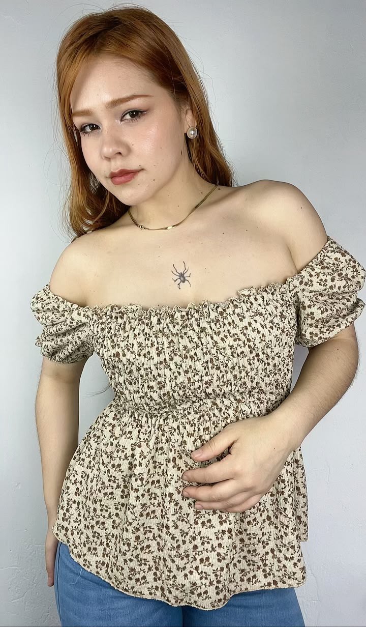 Blusa Frunce Flor Mc - Imagen 3