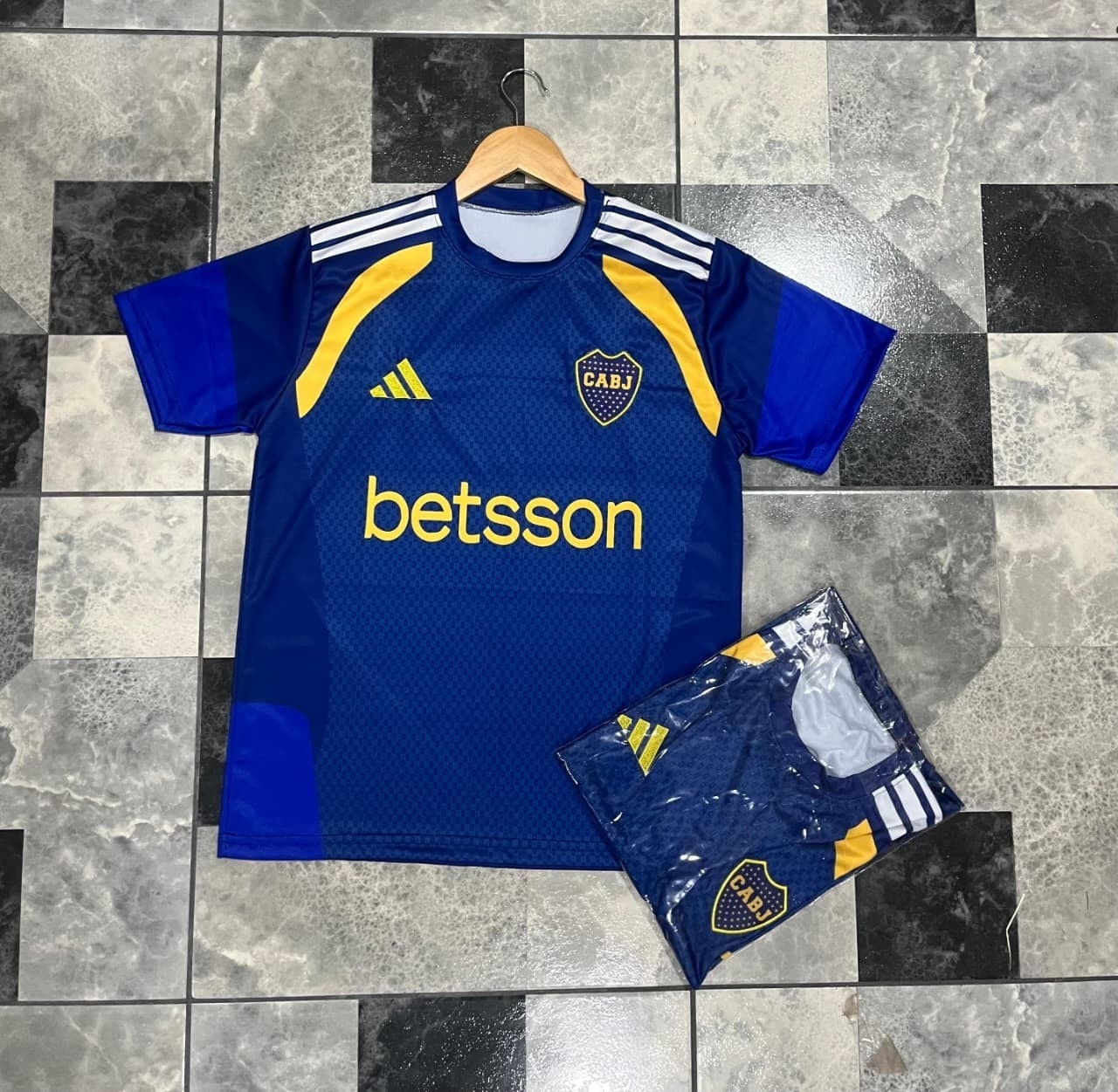 Camisetas Escudo Bordado - Imagen 3