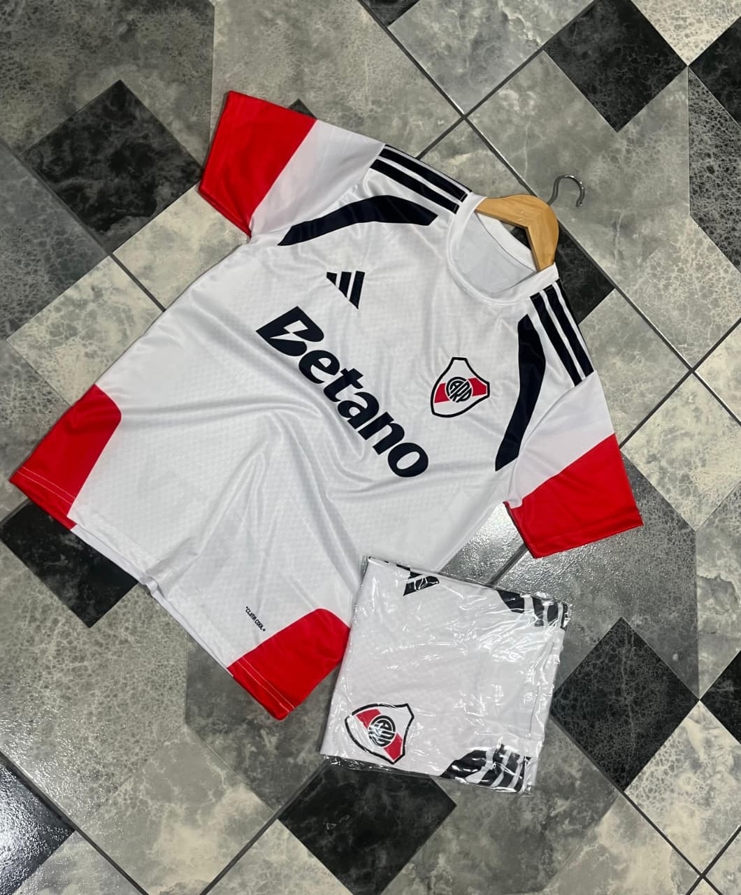 Camisetas Escudo Bordado - Imagen 4