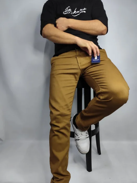 Corte Chino Camel Hombre