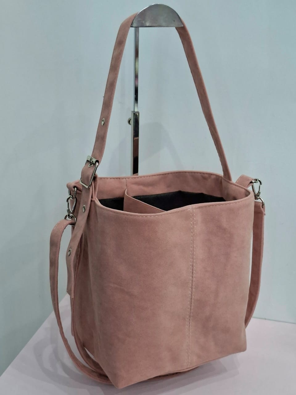 Bolso Matero Gamuza Doble Correa - Imagen 3