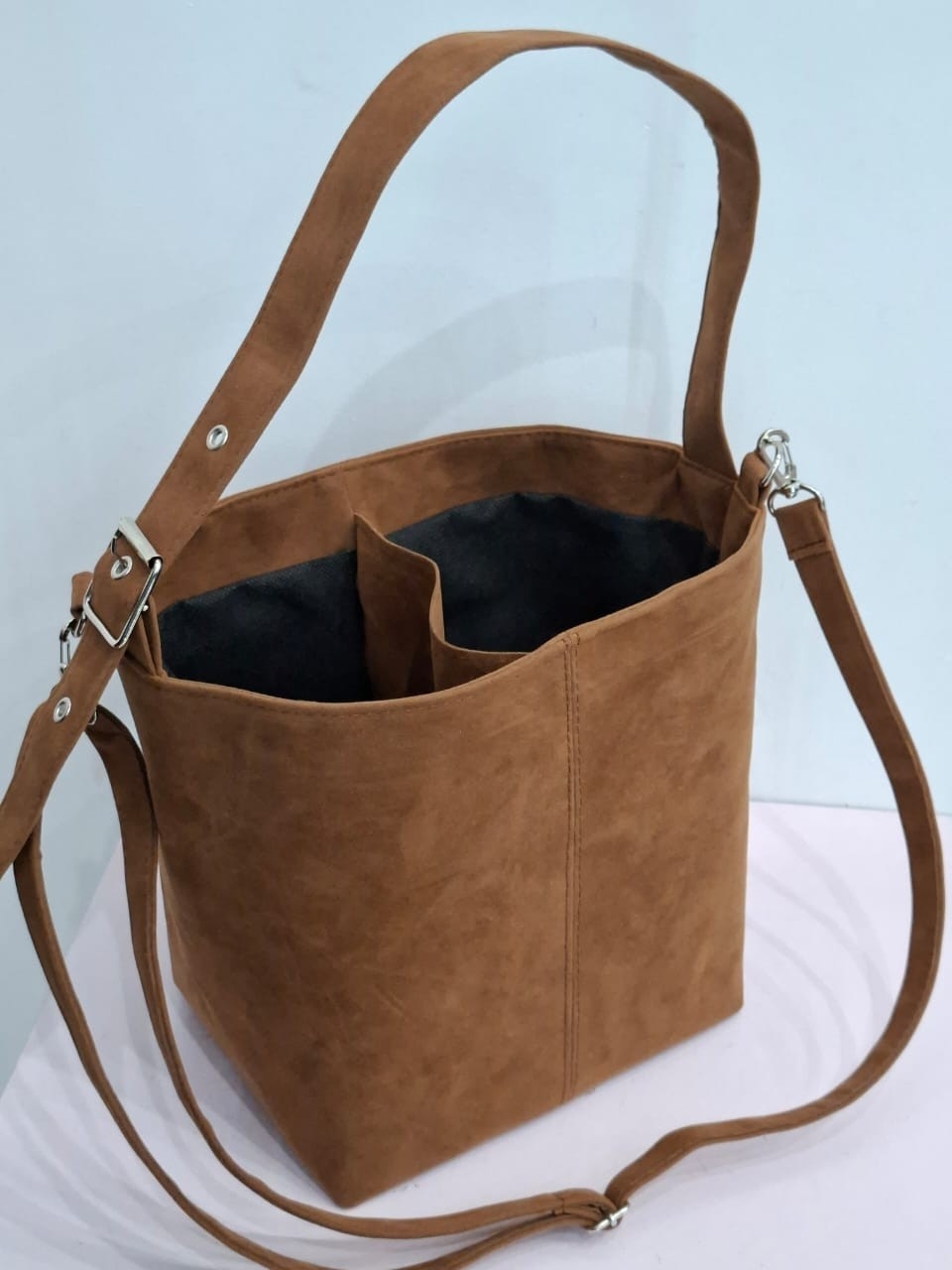 Bolso Matero Gamuza Doble Correa - Imagen 4