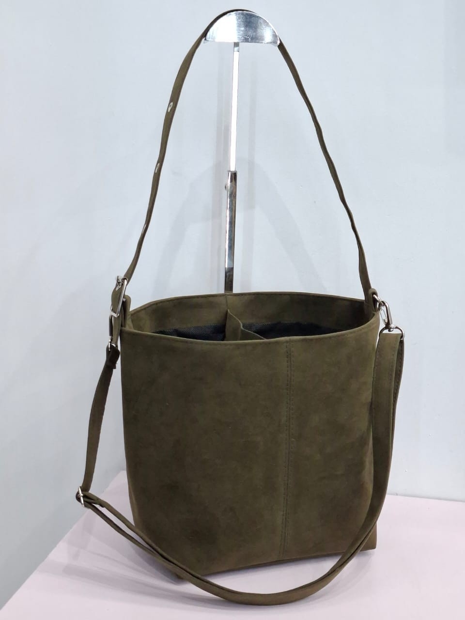 Bolso Matero Gamuza Doble Correa - Imagen 8