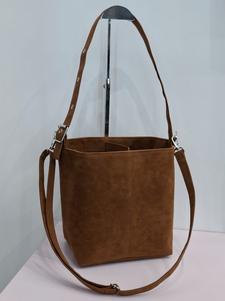Bolso Matero Gamuza Doble Correa - Imagen 9