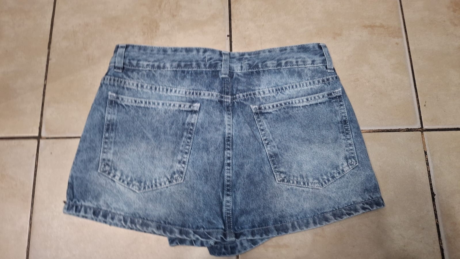 Short Pollera con Brillo  Color Nevadito Tela Rigida - Imagen 2