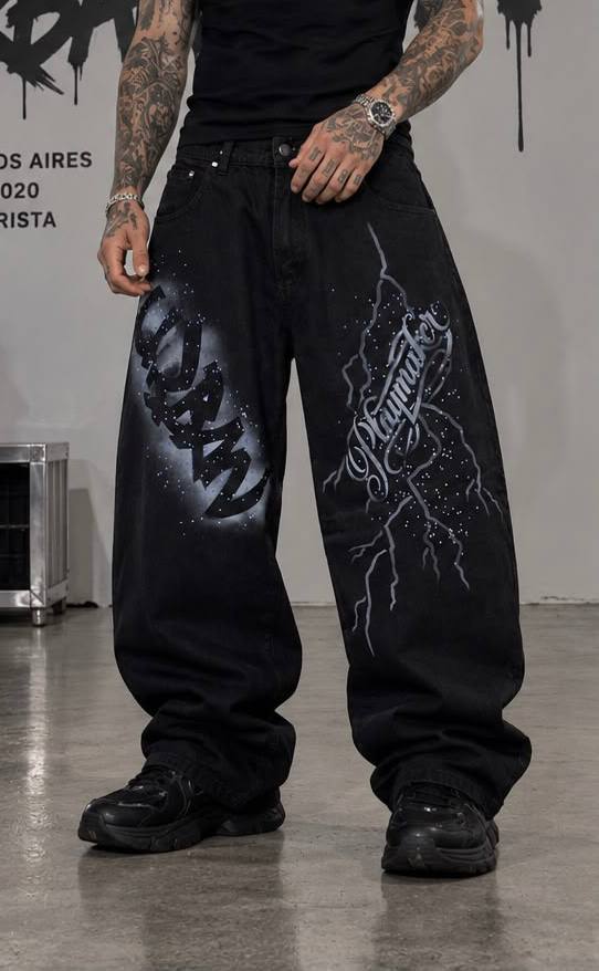 Almafuerte - Baggy Negro con Estampa y Strass - photo_5017275702092434590_y.jpg