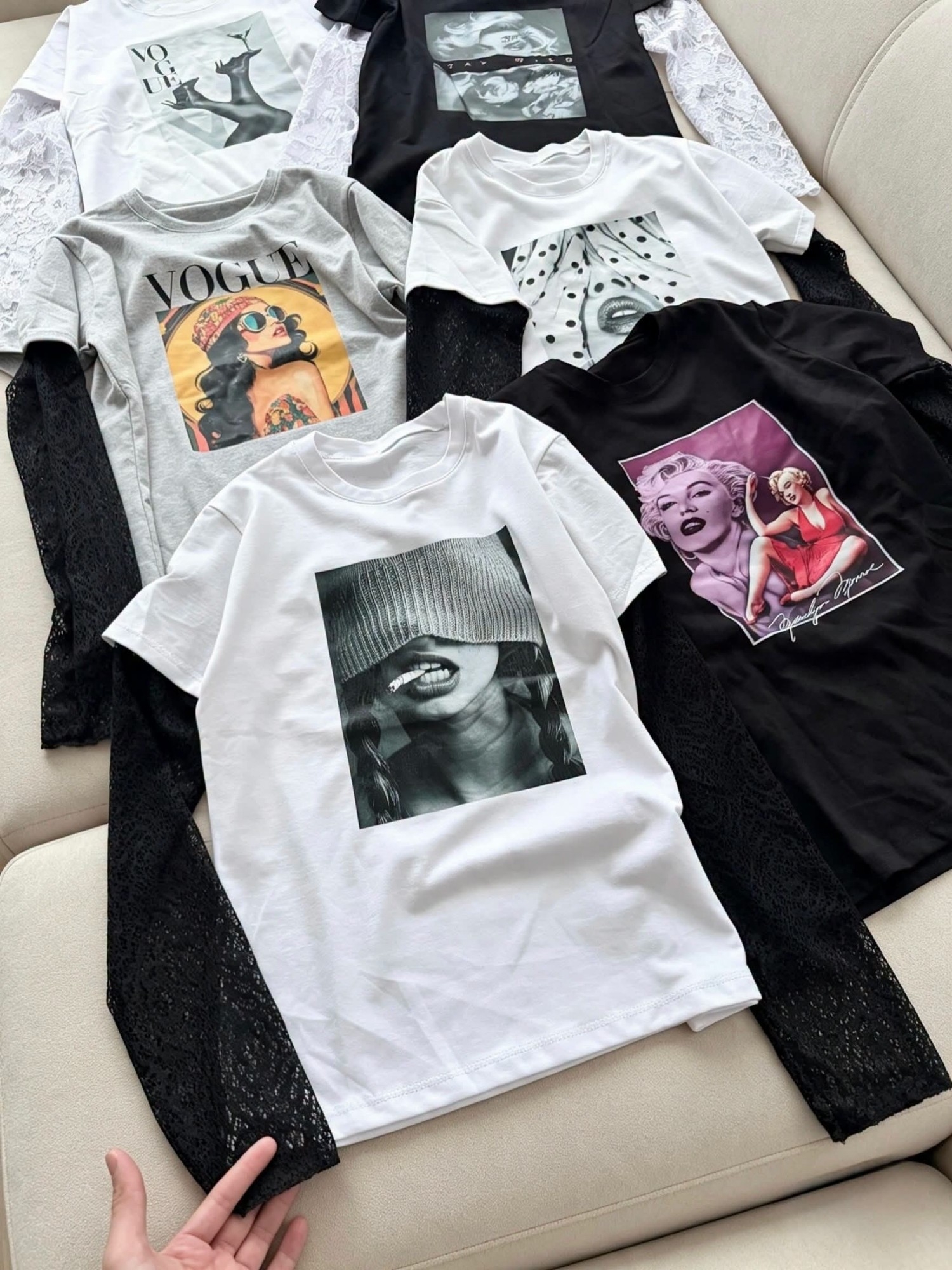 Remera con Estampa con Manga de Encaje - Imagen 4