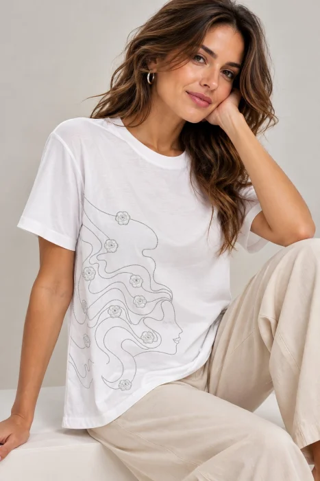 Remera Importada con Bordado y Aplique
