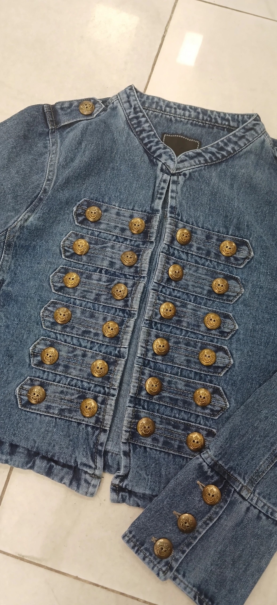 Chaqueta Napoleón Color Azul Botones Dorados Denim Rigido - Imagen 2