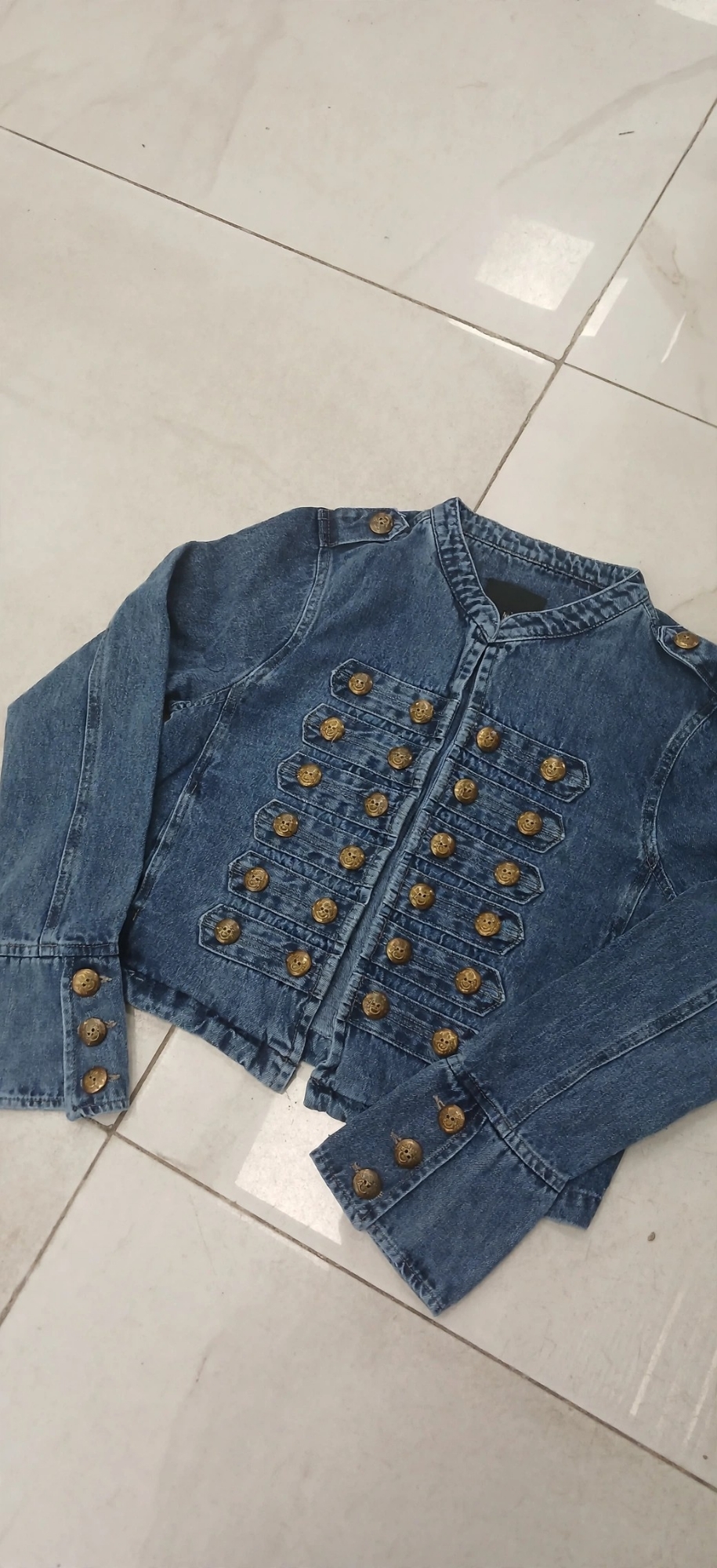 Chaqueta Napoleón Color Azul Botones Dorados Denim Rigido - Imagen 3