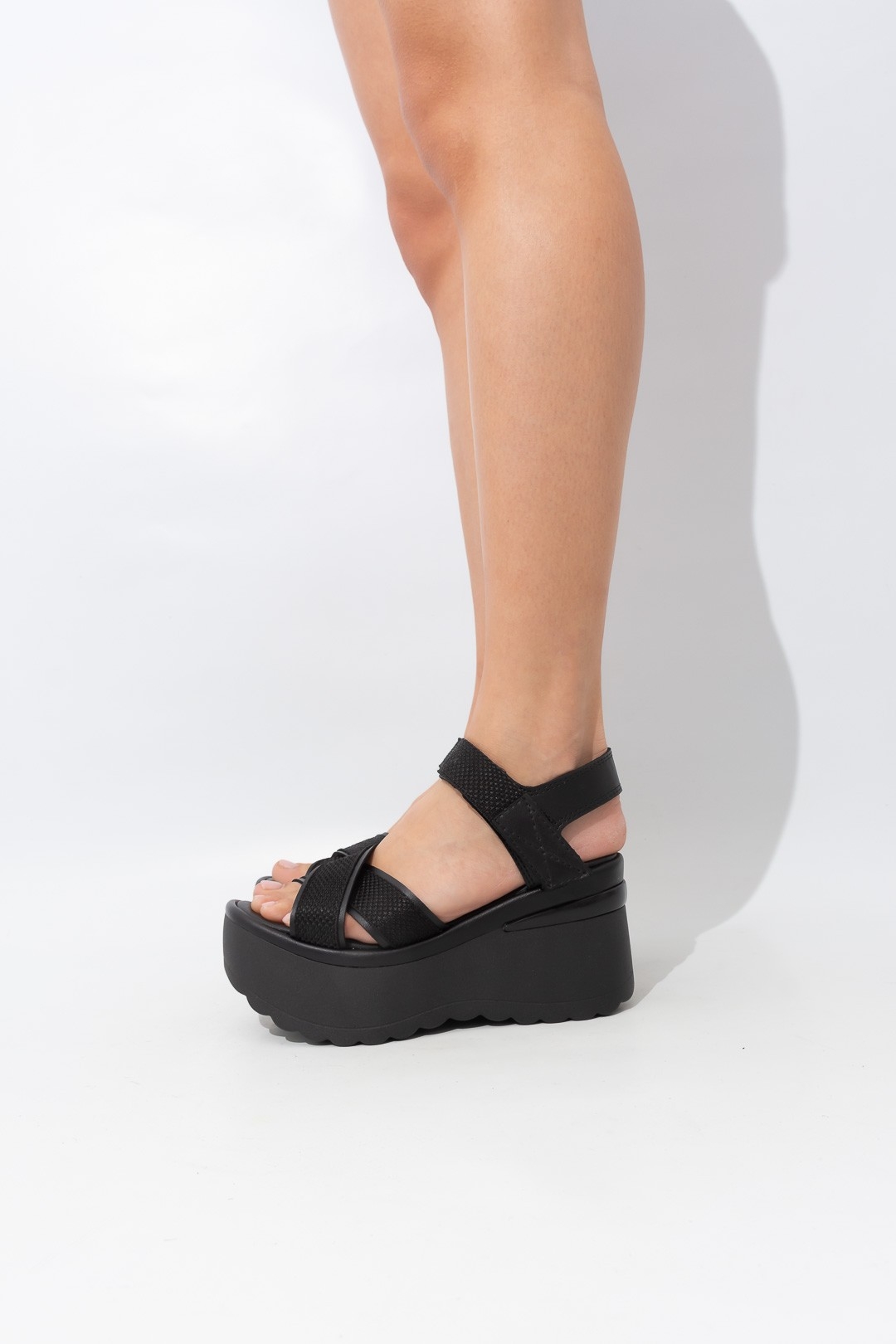 Sandalia Savage Plataforma Taco Chino Abrojo Cuero Ecológico Kiev-901 - Imagen 2