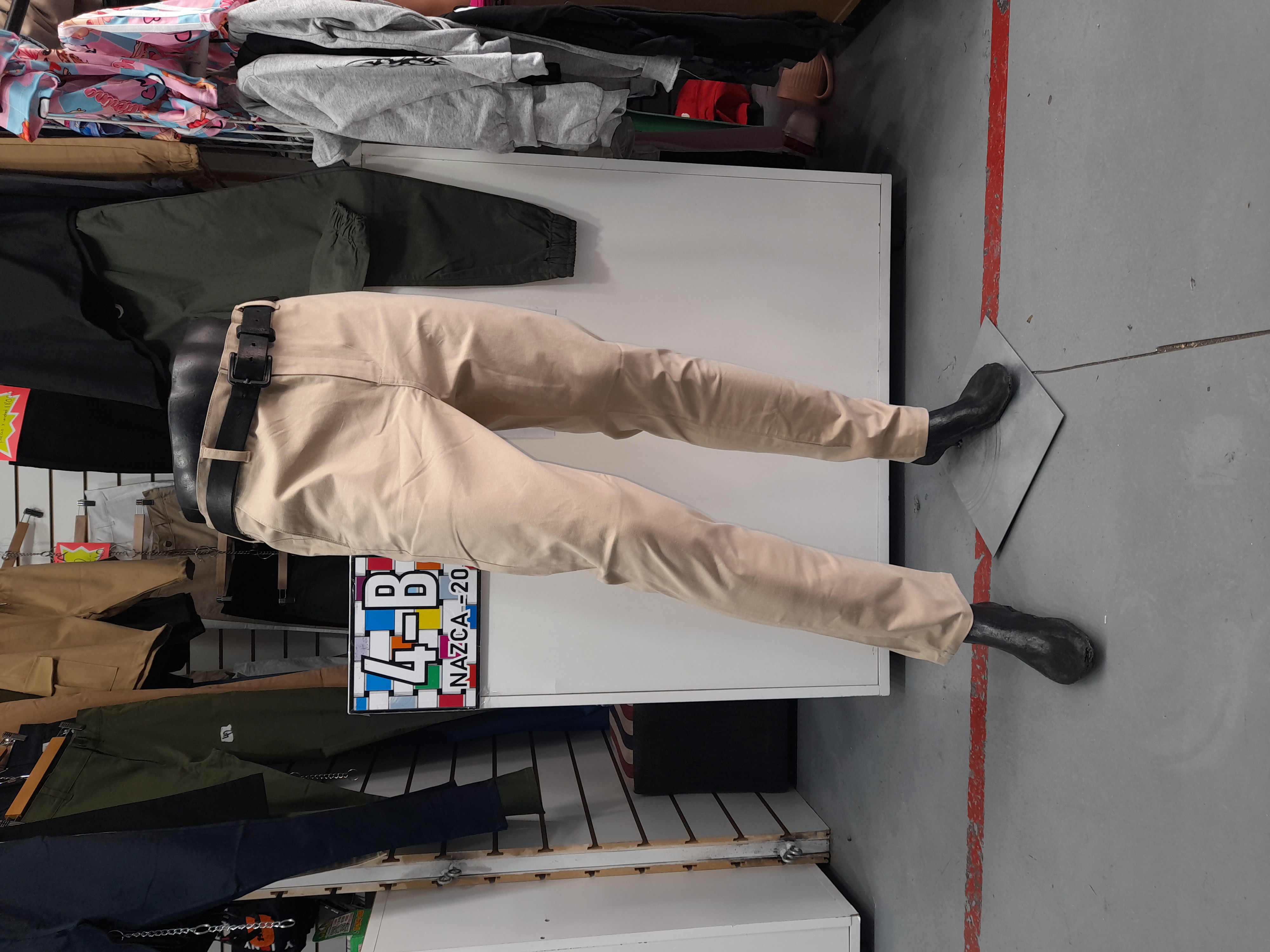 Pantalón Chino Color Beige - 20260226_103632.jpg