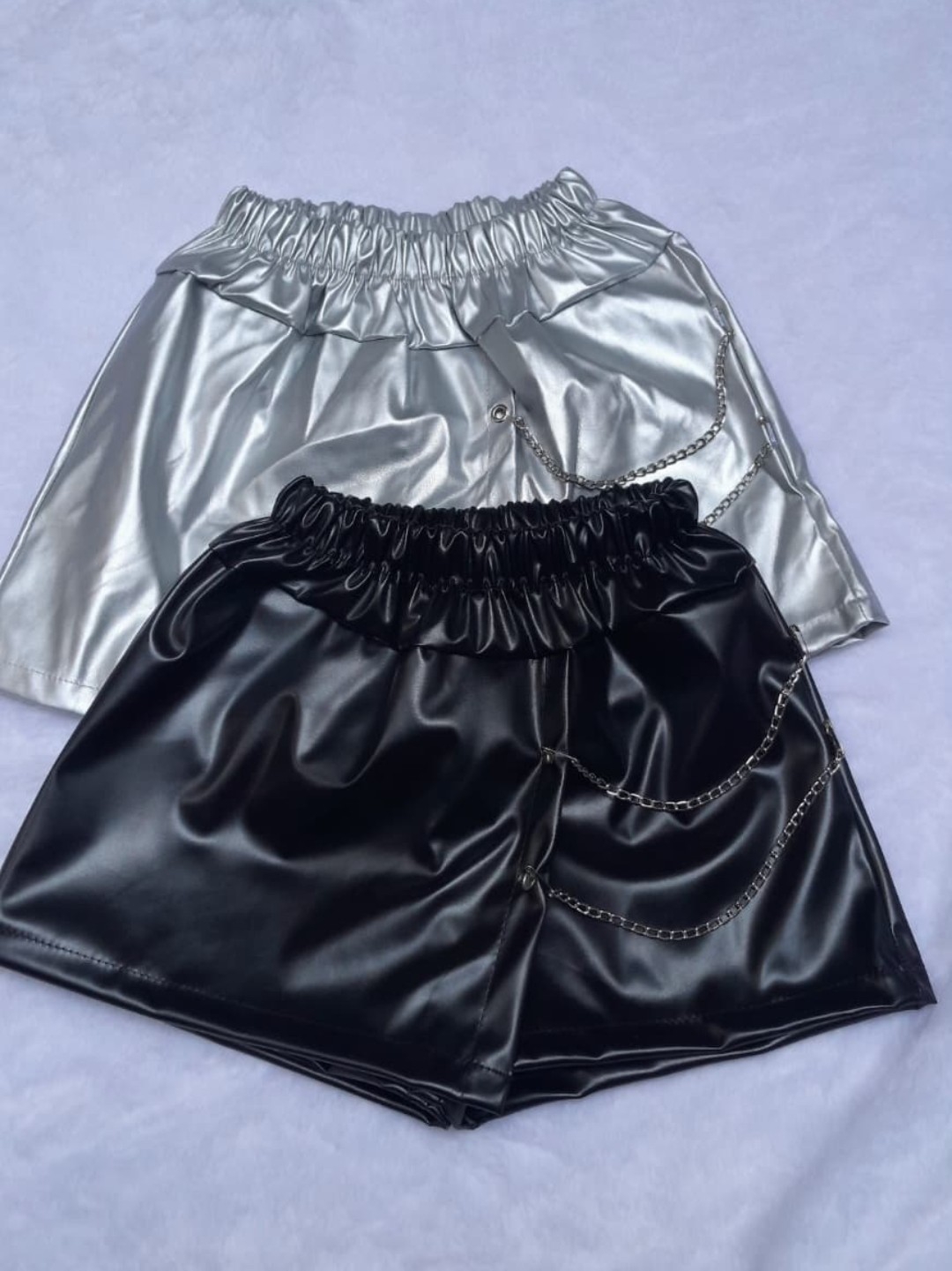 Shorts Pollera Engomado con Cadena - Imagen 2
