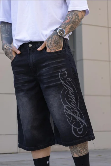 Bermuda Baggy Estampado con Láser con Letra  Gris Localizado