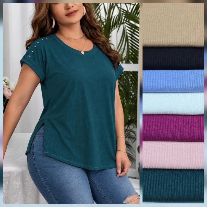 Remera con Tachas y Tajo a los Costados