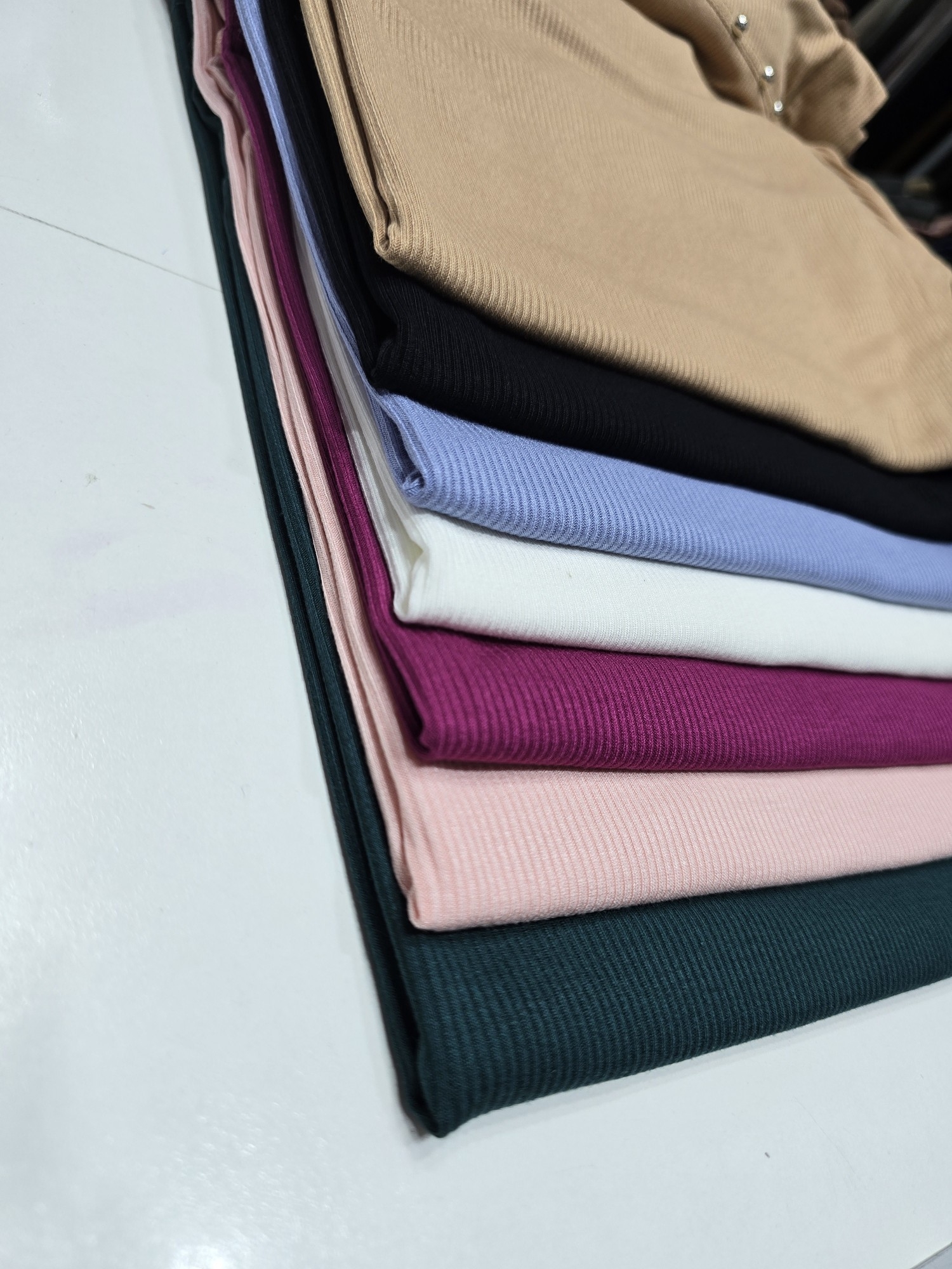 Remera con Tachas y Tajo a los Costados - Imagen 2