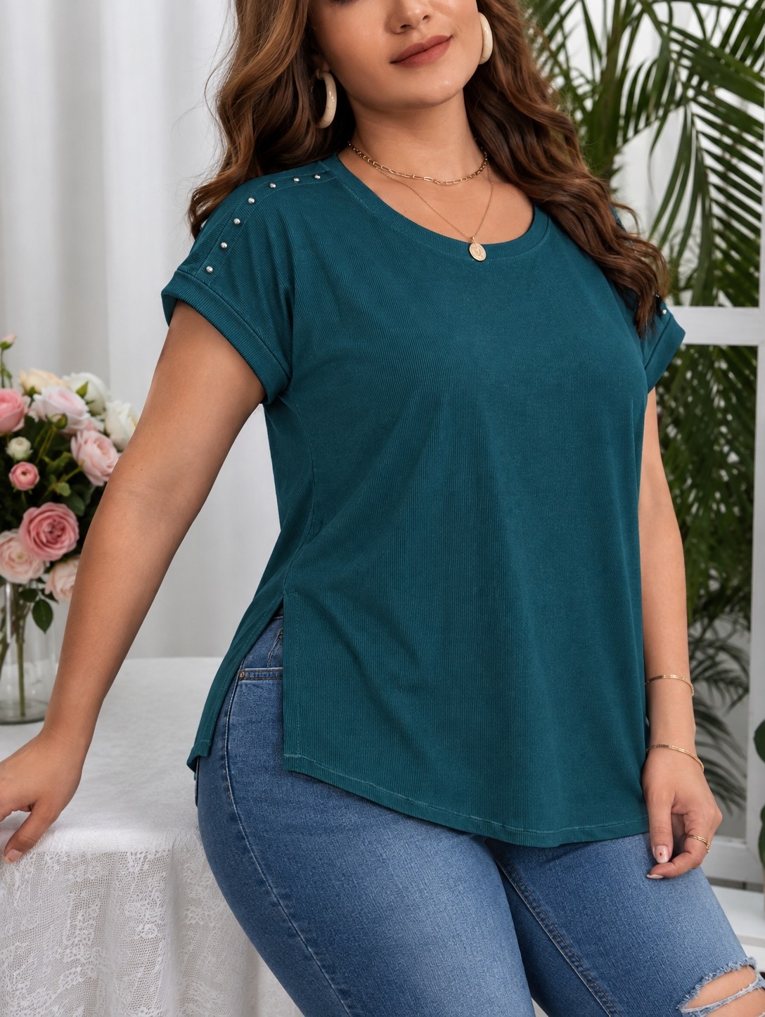 Remera con Tachas y Tajo a los Costados - Imagen 3