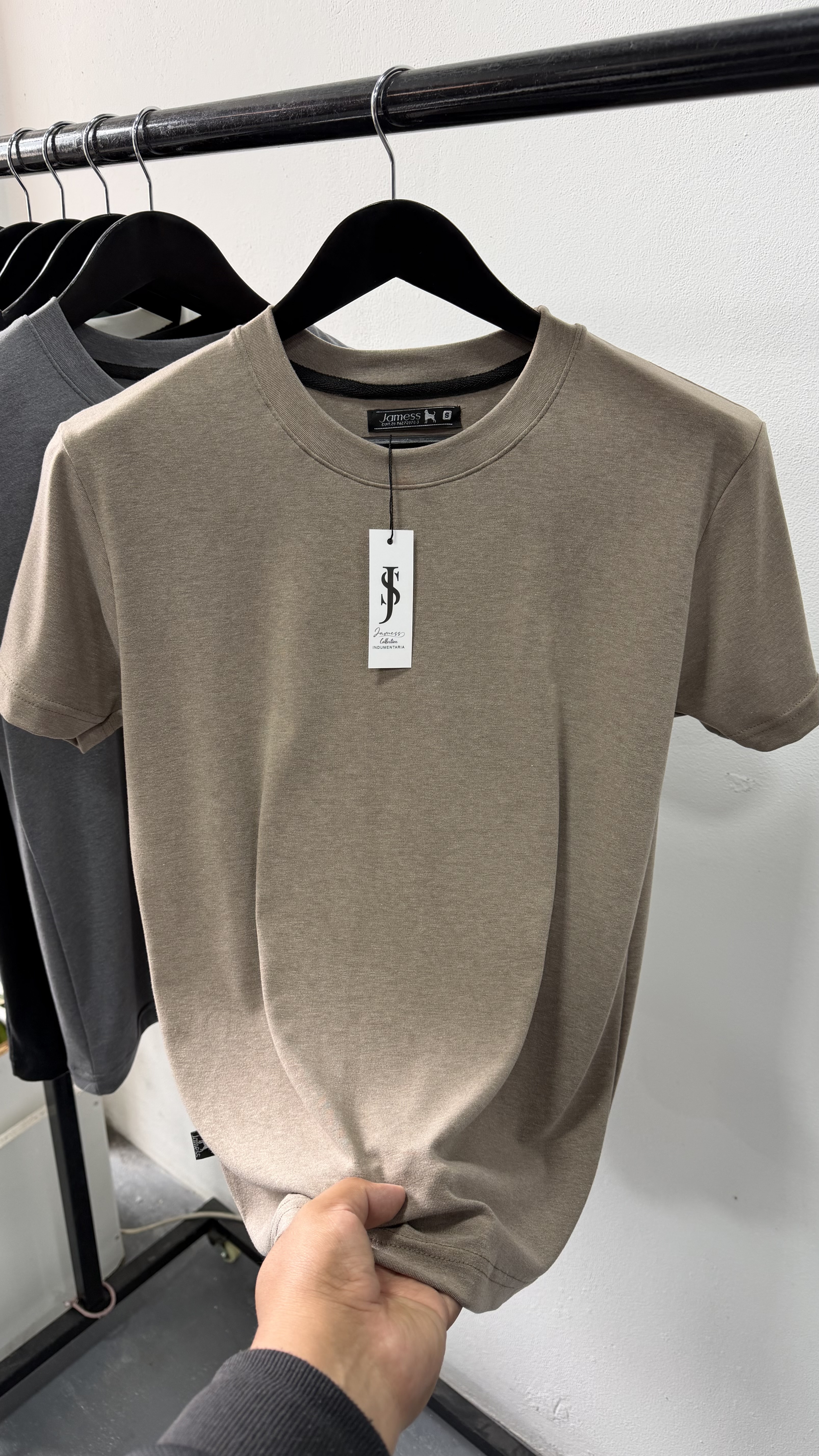 Remeras Lisas Slim Fit - IMG_3459.jpeg