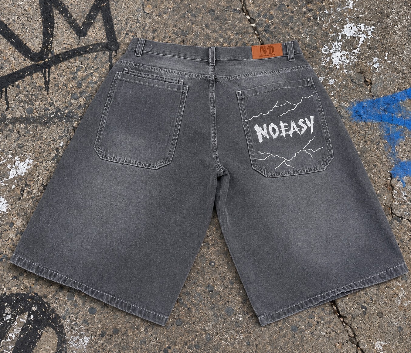 Bermuda Baggy Gris con Bordado - Imagen 2