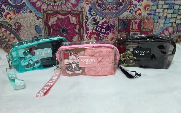 El Kit Perfecto para Mamá 
incluye  Neceser
gloss 
 Broche de Cabello 
 Alajero