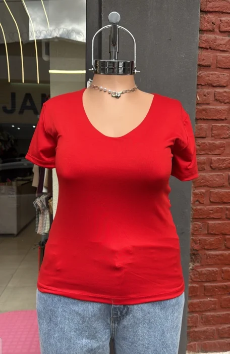 Remera Escote Diamante