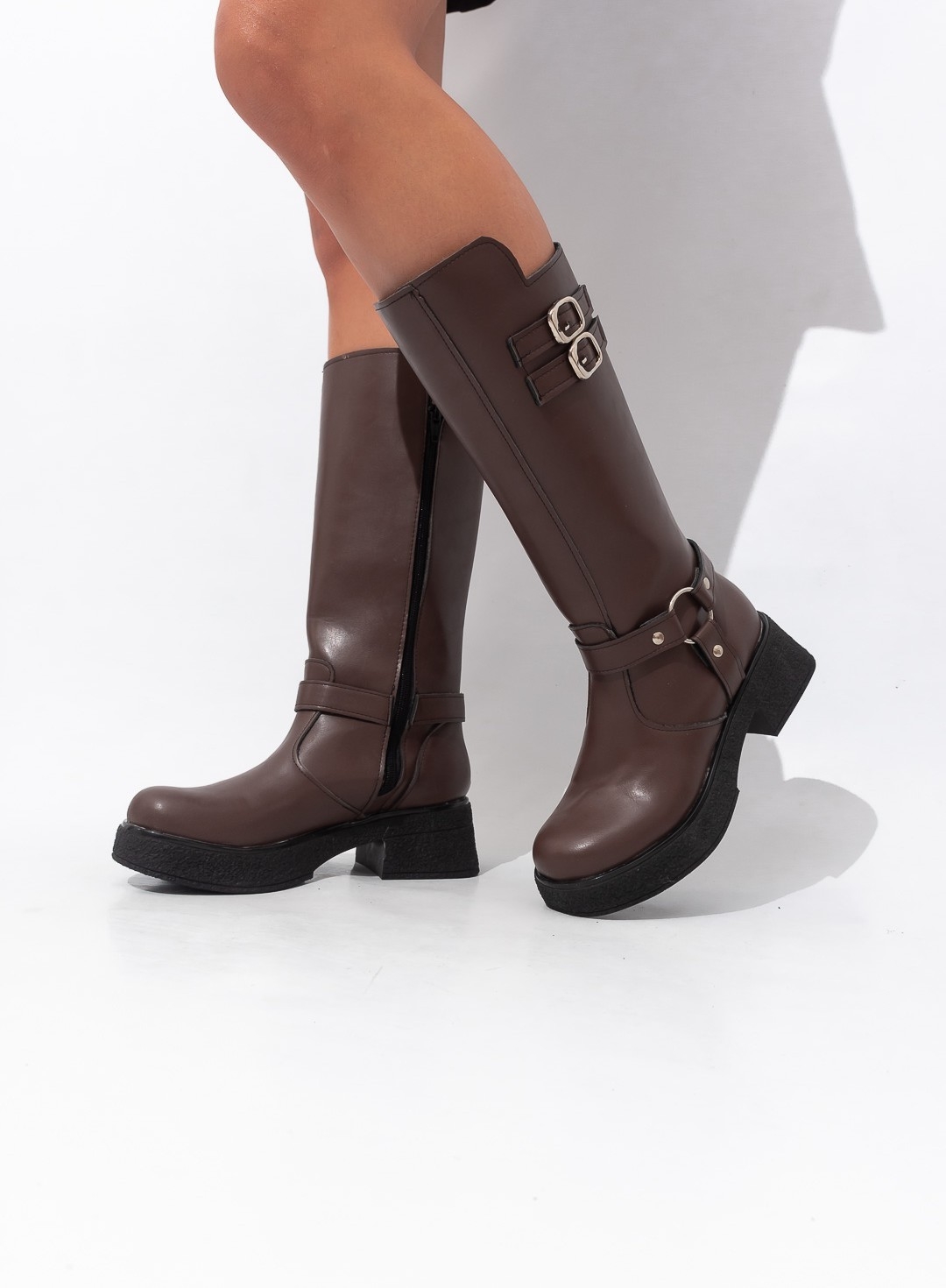 Bota con Plataforma Caña Alta Hebillas Cuero Ecológico - Imagen 3