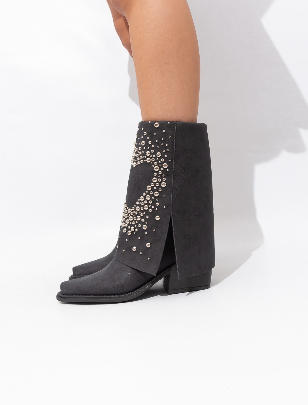 Bota Tezana Volcada Caña Media con Tachas Corazón Head - Imagen 3