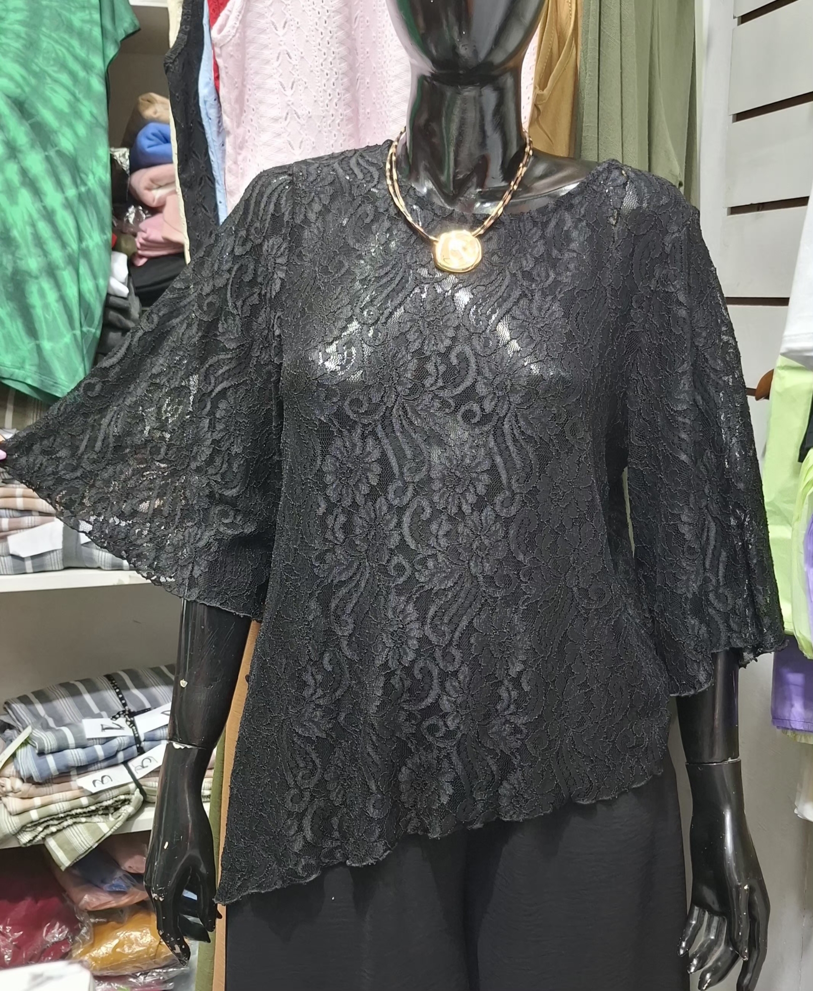Remera Cuello Redondo Irregual de Encaje!! - Imagen 2