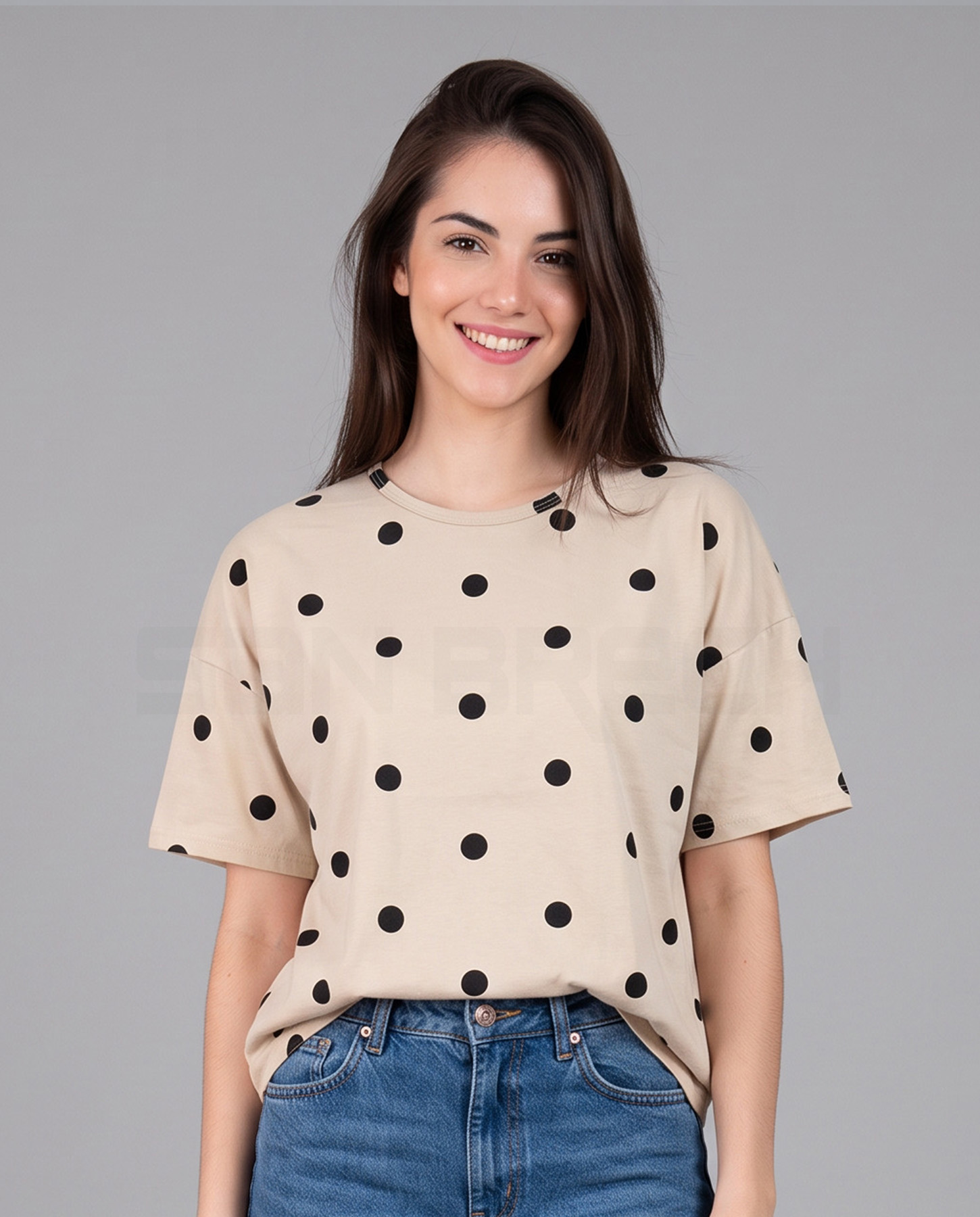 Remera Boxy (algodon) - Beige%20con%20Negro%20modelo.jpg